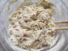 将酵母水分次加入青稞小麦粉中，用筷子搅拌成絮状。 