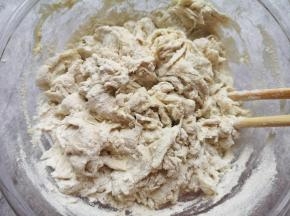将酵母水分次加入青稞小麦粉中，用筷子搅拌成絮状。 