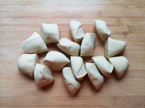 搓成长条状，分成小剂子。 