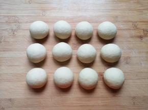 将小剂子揉光滚圆。 