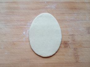 取一个小剂子擀成椭圆形。 