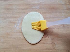 刷上一层食用油。 