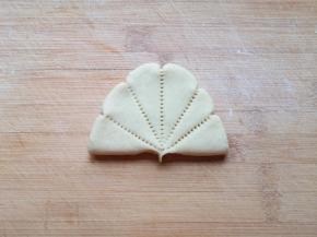 再用牙签整形，一个漂亮的荷叶饼生胚就完成了，依次做完所有的荷叶饼。 