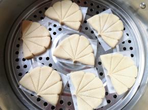 蒸锅内放水放篦子，将荷叶饼生胚垫上油纸，移至篦子上，盖上锅盖常温发酵半个小时。 