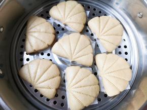 凉水开火，上汽后转中火蒸15分钟关火，焖5分钟左右出锅。 