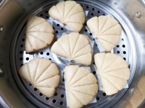 凉水开火，上汽后转中火蒸15分钟关火，焖5分钟左右出锅。 