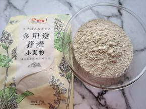 准备好金龙鱼多用途荞麦小麦粉。 