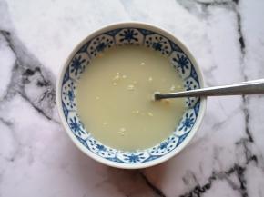 温水里面加入糖和发酵粉混合均匀。 