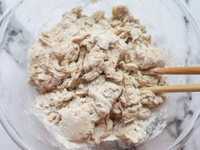 加入10g菜籽油，再将酵母水分次加入荞麦小麦粉中，用筷子搅拌成絮状。 