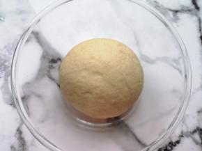 揉成面团，盖上保鲜膜发酵至两倍大。 