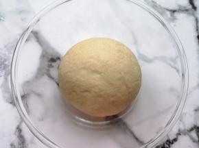 揉成面团，盖上保鲜膜发酵至两倍大。 