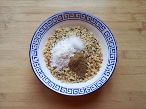 加入盐、五香粉和面粉。 