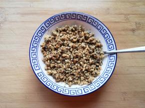 炒锅内倒适量的菜籽油烧热，浇在馅料上，搅拌均匀，核桃花生馅完成。
