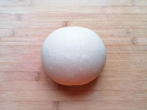 发酵好的面团揉光排气。 