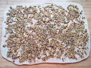 擀成长方形的大面片，将馅料均匀的铺在面片上。 