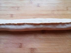 卷起来，接口处捏紧。 