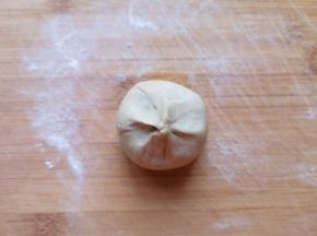 将小剂子竖起来，两头捏紧。 