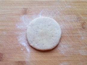 擀成圆饼状。 