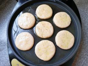 电饼铛预热，刷上一层菜籽油，放上做好的饼胚，饼胚上面也刷上一层菜籽油。