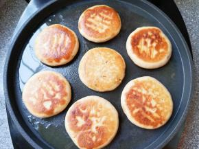 煎至两面金黄，饼子就熟了。 