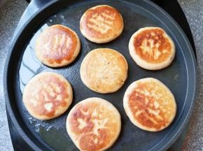 煎至两面金黄，饼子就熟了。 