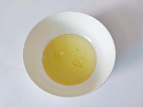 玉米油与纯牛奶放入容器。