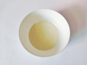 用打蛋器搅拌至融合在一起。