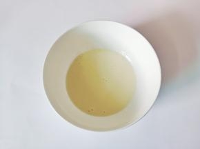 用打蛋器搅拌至融合在一起。