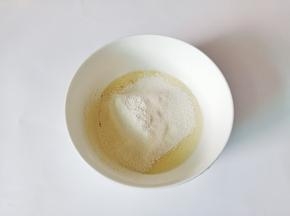 筛入低筋面粉。