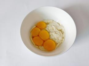 加入五个蛋黄。