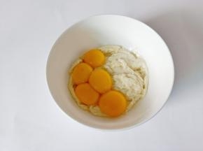 加入五个蛋黄。