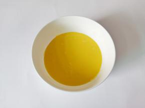 用搅拌器划“Z”字形搅拌均匀即可。