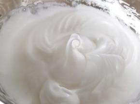 蛋清加柠檬汁，分三次加绵白糖打发至大弯钩。