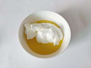 取三分之一的蛋白霜放面糊翻拌匀。