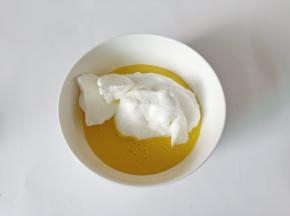 取三分之一的蛋白霜放面糊翻拌匀。