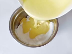 拌好的面糊倒入蛋白霜翻拌匀。