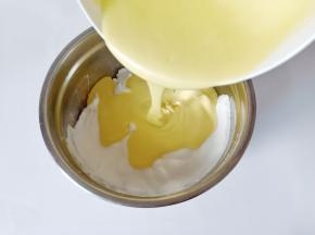 拌好的面糊倒入蛋白霜翻拌匀。