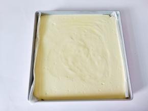 烤盘垫油纸，倒入面糊铺平，震出大气泡。