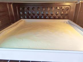 烤箱140度提前预热，烤盘放中层上下火140度烤35分钟，具体温度根据自家烤箱来定。