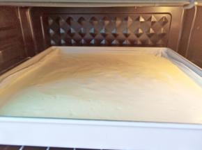 烤箱140度提前预热，烤盘放中层上下火140度烤35分钟，具体温度根据自家烤箱来定。