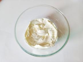 烤蛋糕期间打发淡奶油，淡奶油加绵白糖打发至有明显纹路即可。