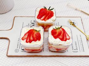 蛋糕晾凉后切小块，草莓切片放入模具，一层蛋糕片一层草莓一层奶油即可享用美味！