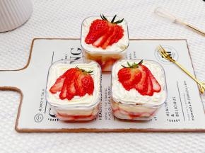 蛋糕晾凉后切小块，草莓切片放入模具，一层蛋糕片一层草莓一层奶油即可享用美味！