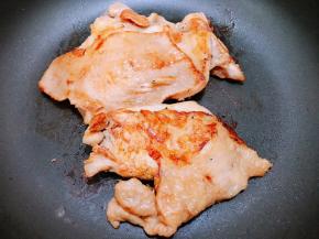 等鸡皮出油金黄后翻面，淋上少许清水后盖上盖子