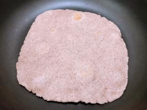 平底锅中小火加热后，不要放油直接摆上薄饼，烙至一面开启鼓泡后翻面再烙1到2分钟即可