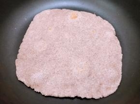 平底锅中小火加热后，不要放油直接摆上薄饼，烙至一面开启鼓泡后翻面再烙1到2分钟即可