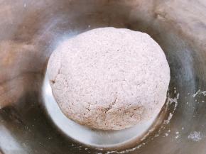 揉成光滑的面团，盖上保鲜膜醒发30分钟