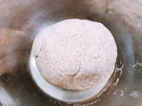 揉成光滑的面团，盖上保鲜膜醒发30分钟