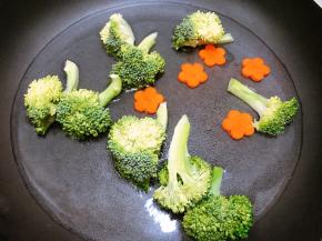 锅里烧水放入西兰花和胡萝卜焯熟，加入少许盐和橄榄油