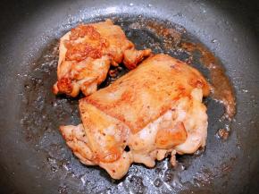 等水份收干即可，这样煎出来的鸡腿滑嫩好吃哦，煎好的鸡腿大家自行选择是否要去皮，改刀切成长条